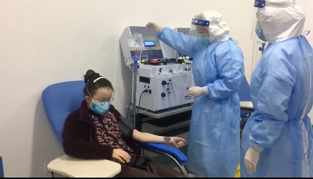 2月14日，刘倩（化名）在金银潭医院为父亲捐献血浆。图片来源：视频截图
