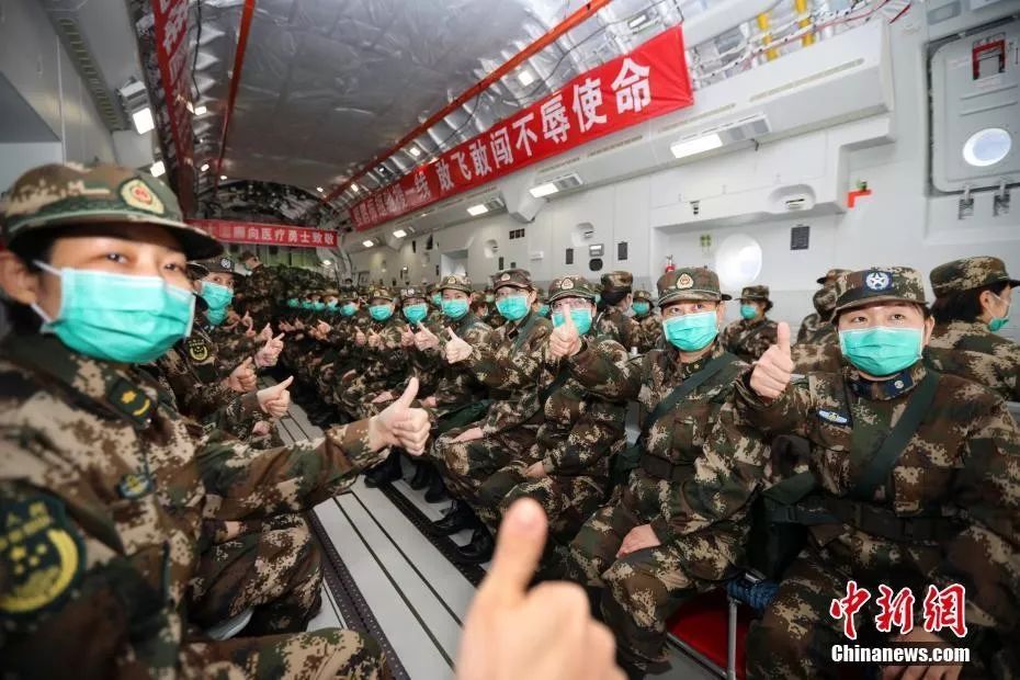 13日，11架空军运输机载947名医护人员和74吨医疗物资抵达武汉天河机场。中新社发 陈晓东 摄