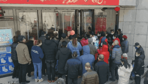 封城第8天，武汉某超市刚开门的情景，熊琪明拍摄