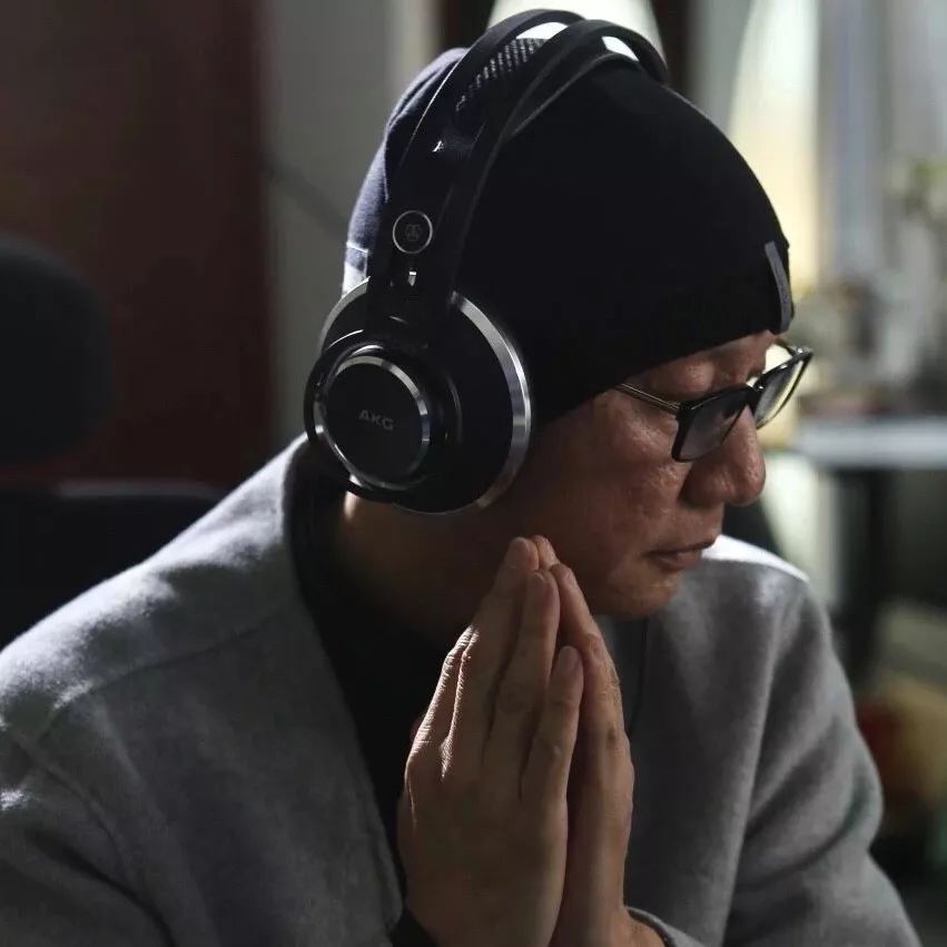 (图为邓伟标)整首歌从心理安慰的角度出发,关怀被感染的病人勇于面对