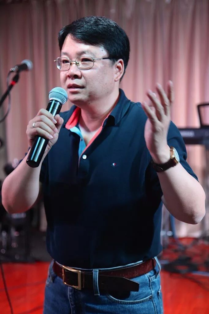 (图为李广平)《用爱祈祷》是李广平与作曲家邓伟标先生合作,原本为"