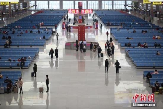 2月1日，贵阳北站候车大厅旅客稀少。中新社记者 瞿宏伦 摄