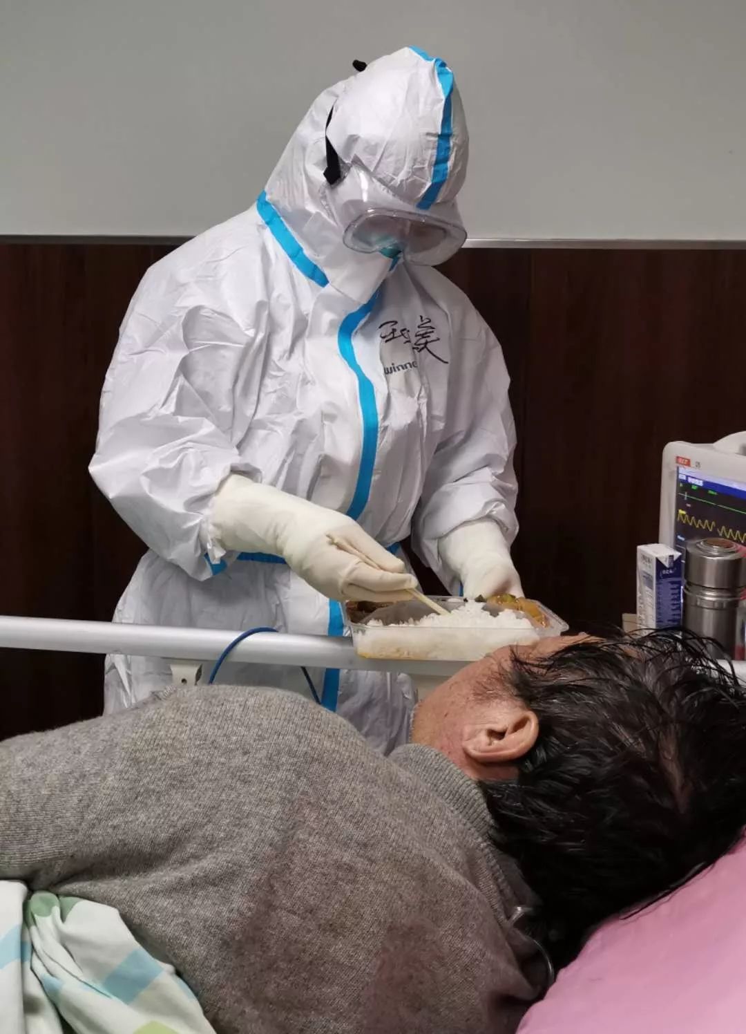 新冠肺炎患者口述:靠安眠药睡觉,缺氧,呼吸困难.但我们最后都治愈啦!