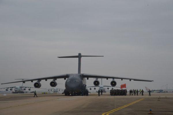 2月13日，空军出动3型11架运输机多地同步向武汉空运医疗队员。（新华社）