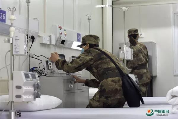 ▲2月3日，军队支援湖北医疗队队员进入武汉火神山医院病房完成各项准备工作。（中国军网）