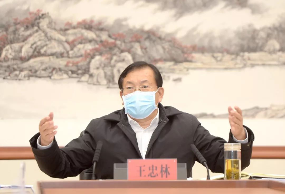 市新冠肺炎疫情防控指挥部视频例会,省委常委、市委书记王忠林研究分析当前突出问题,部署下一阶段防控工作。长江日报记者周超 摄