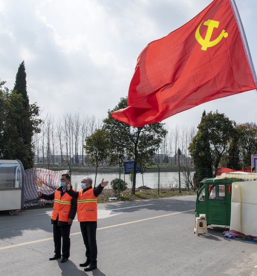 要求到公路卡口协助做好过往车辆疫情防控,寒风凛冽,一面党旗迎风招展