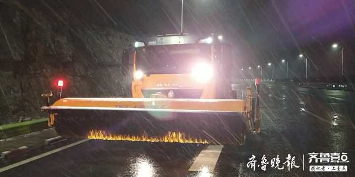 下雪啦！济南城管除雪机械、洒布车已到达容易结冰路段待命！