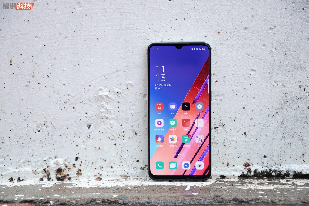 oppo reno3 元气版正面采用水滴屏,是目前最流行的屏幕形态之一.
