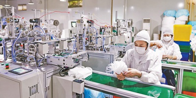 近日，在福建漳州市一家医疗器械公司生产车间内，员工正在逐一清点检查成品口罩。　　颜 珂 肖和勇摄影报道