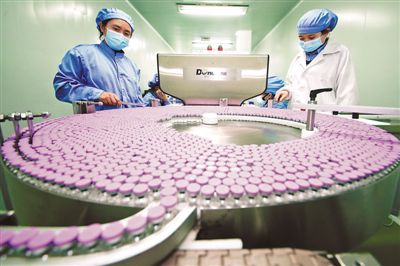 2月14日，北京经济技术开发区一家药业公司，工人正在加班加点生产药品，支援湖北抗疫一线。　　本报记者 贺 勇摄