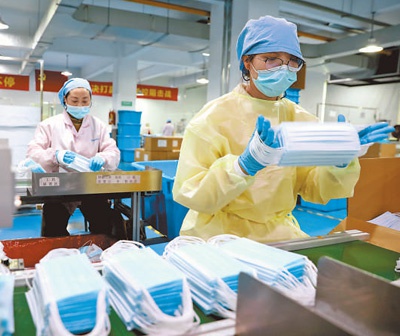 2月14日，在浙江长兴县和平镇一家无纺布制品公司口罩生产车间，员工们在整理口罩。　　许 旭摄（人民视觉）