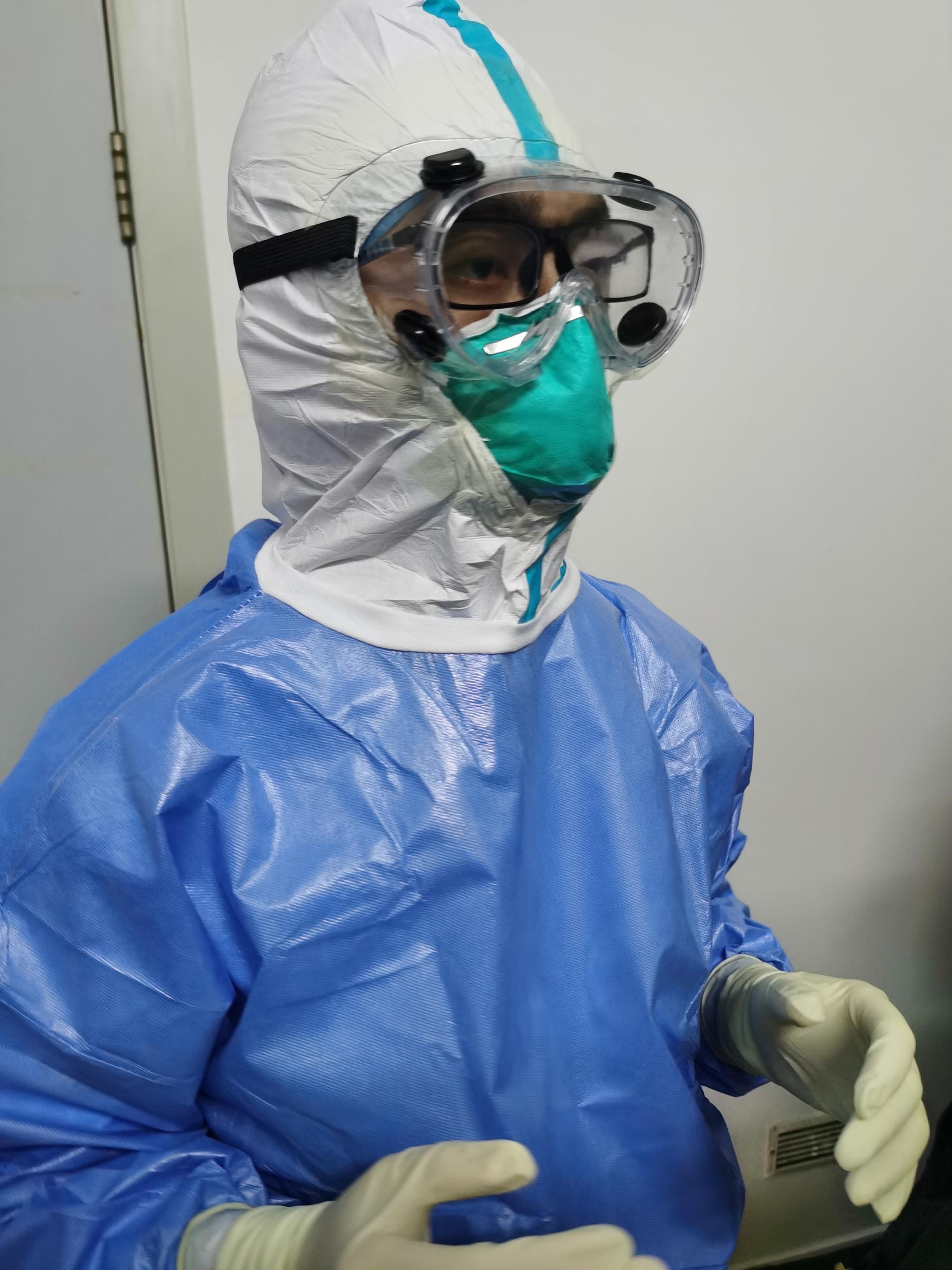 由于中心的防护物资大多来自其他医院捐赠,大小不一,护目镜尺码不合适