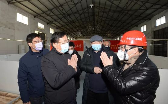 政知圈(微信ID:wepolitics)仔细到,这是王忠林一连两天来到方舱医院调研请示。今天的《湖北日报》泄露,2月15日湖北省委书记答勇赴医院、社区请示防疫做事,王忠林同走。
