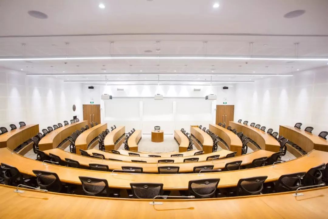 金字塔垂影如镜的水面风穿过无人的走廊流水行云自悠悠白墙黛瓦立斜阳