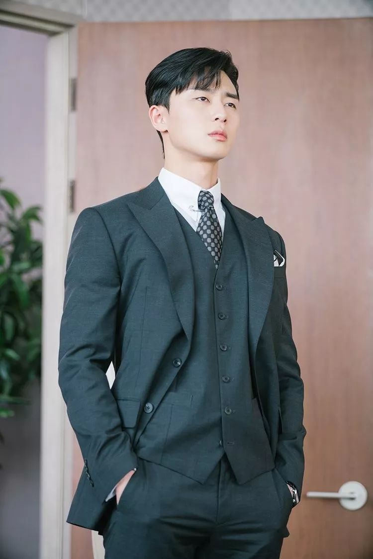 换个衣服换个发型,就能换个人可不是谁都能做到的,能让他在欧巴和褶子