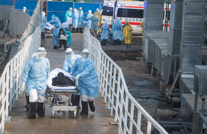  2月4日，医护人员将患者送往病房。当日，武汉火神山医院开始收治新型冠状病毒感染的肺炎确诊患者。