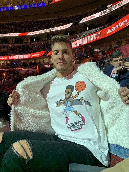 热火莱昂纳德晒身穿小琼斯图案的上衣:继续加油兄弟