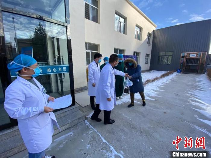 图为王某某治愈出院。　岳泉灵　摄