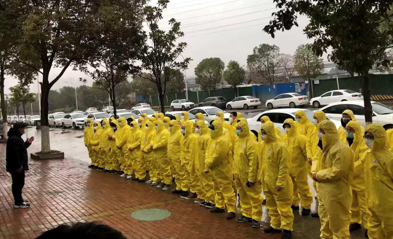 武汉"摆渡人":送家属去殡仪馆见死者最后一面