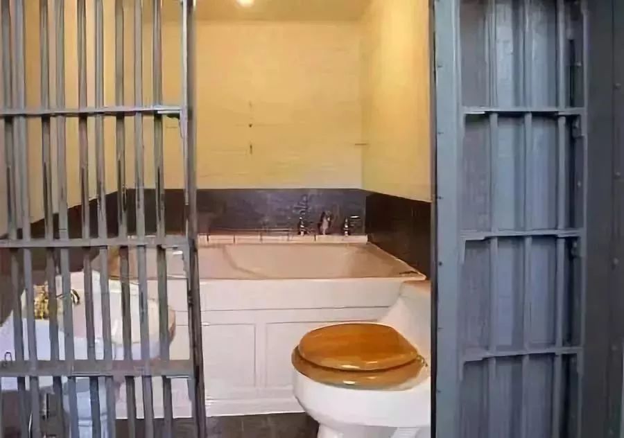 除了有一道牢门,   完全就是酒店的配置!