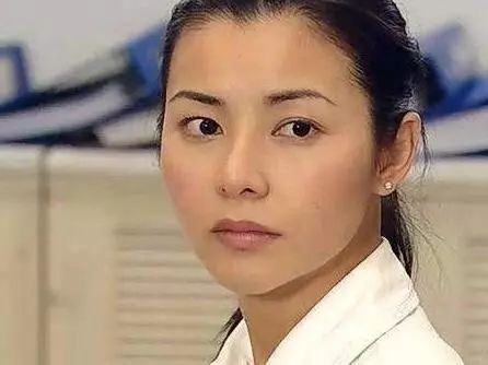 《法证先锋》花旦因童年惨痛经历不寄希望于婚姻 如今被老公宠成公主