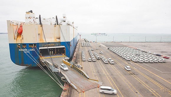 海南首批滚装运输平行进口汽车抵港