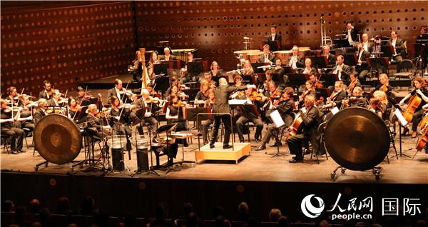 谭盾新作《武汉十二锣》全球首演为中国加油