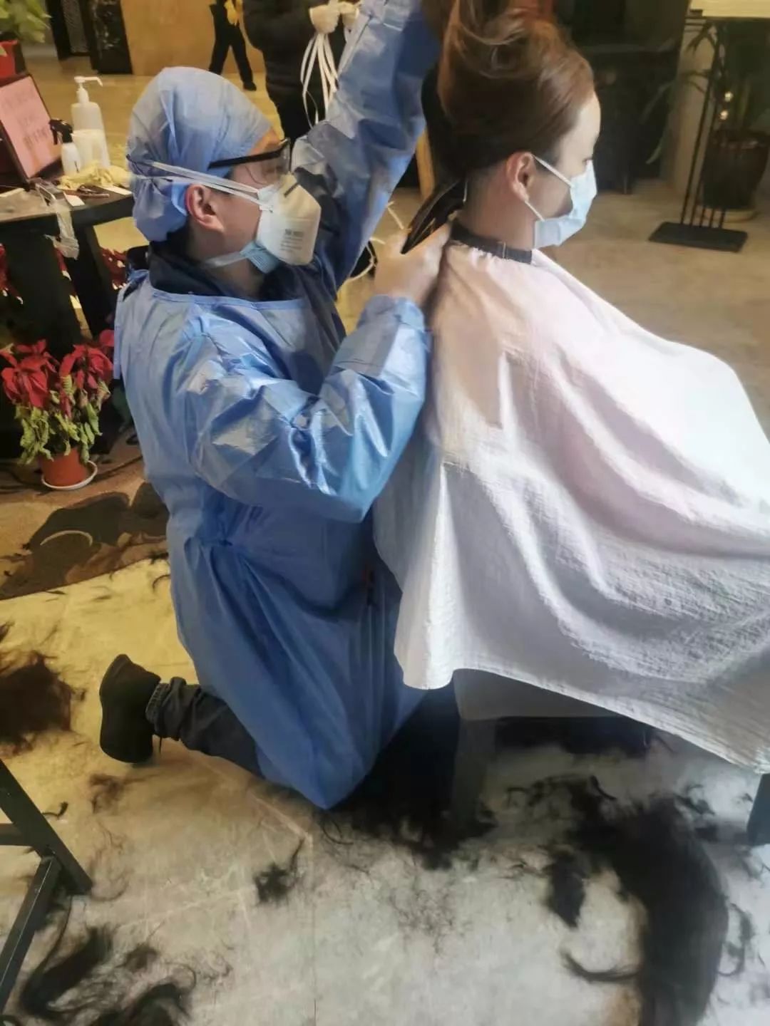 甘师傅为女医生理发