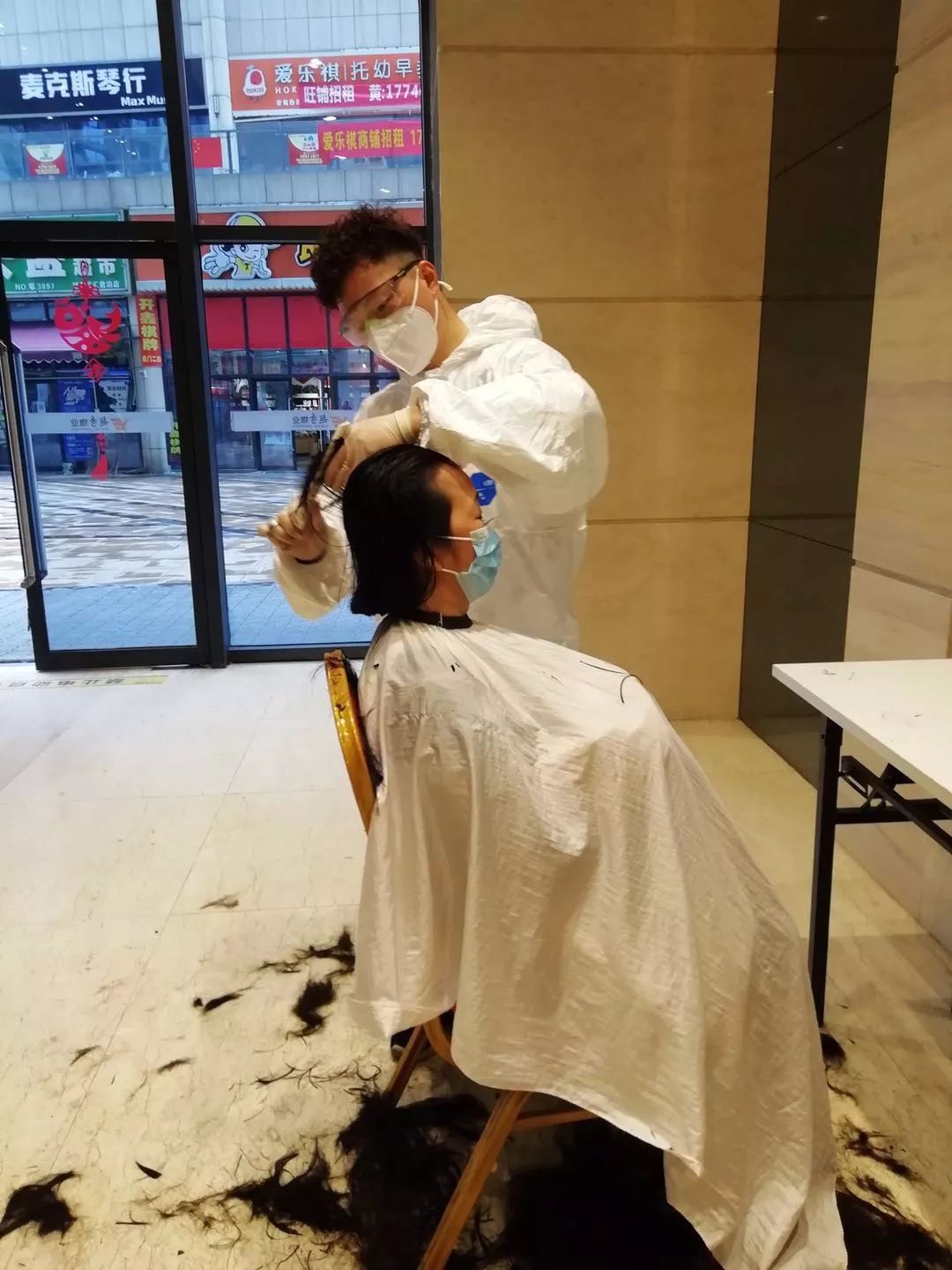 甘师傅正在为医护人员理发