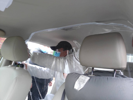 工作人员安装塑料隔膜中