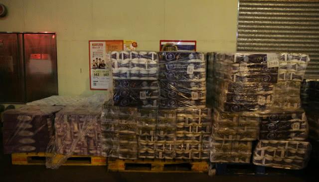 疫情谣言让香港居民抢购物资，60大包厕纸遭持刀劫匪抢走