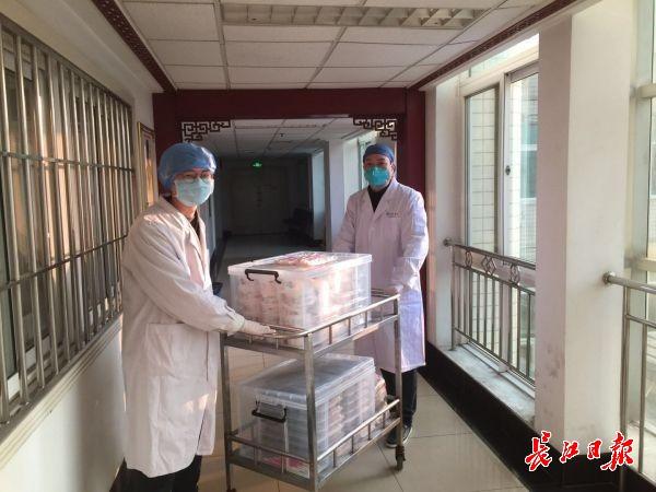王刚(右一)支援送餐。