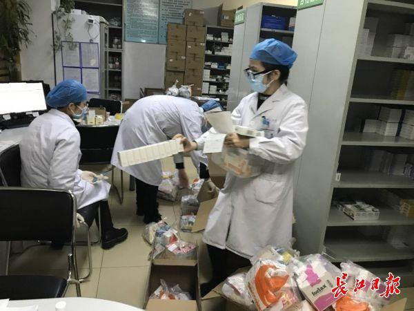 陈唯梅(右一)清点药品。