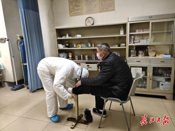 王晏婴为患者包扎。