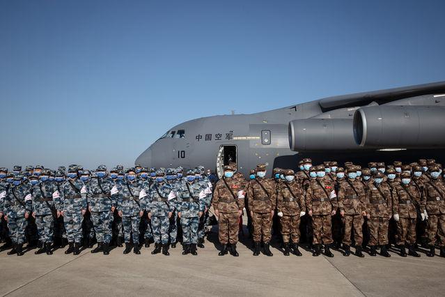 军队增派支援武汉抗击新冠肺炎疫情的又一批医护人员和物资抵达武汉