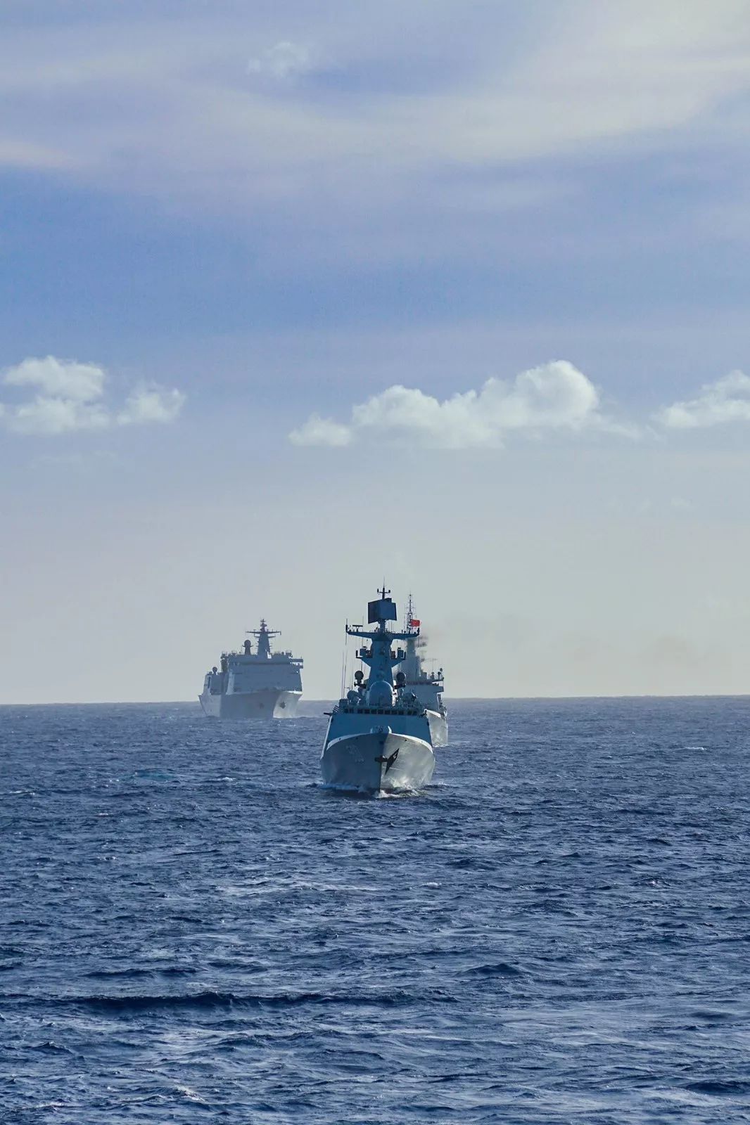 南海舰队远海联合训练编队在太平洋某海域开展防空演练