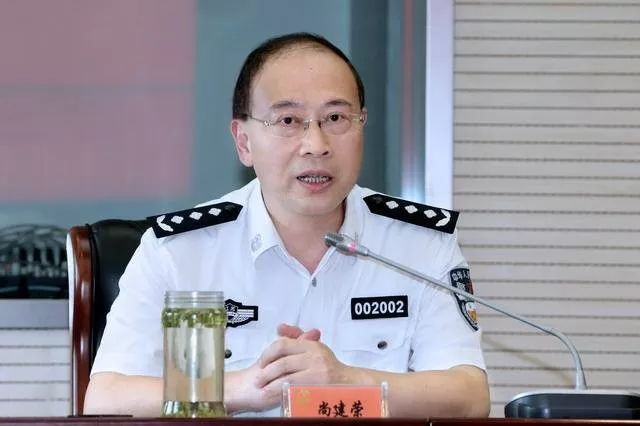 尚建荣,资料图常和平,出生于1965年10月,靖江人,曾长期在扬州警界工作