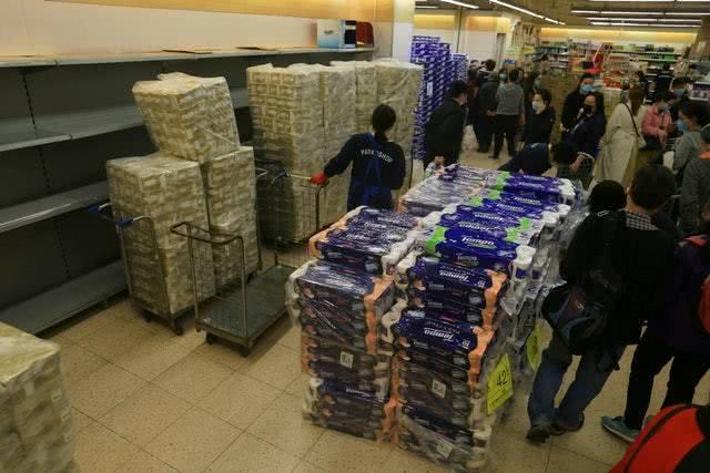 疫情谣言让香港居民抢购物资，60大包厕纸遭持刀劫匪抢走