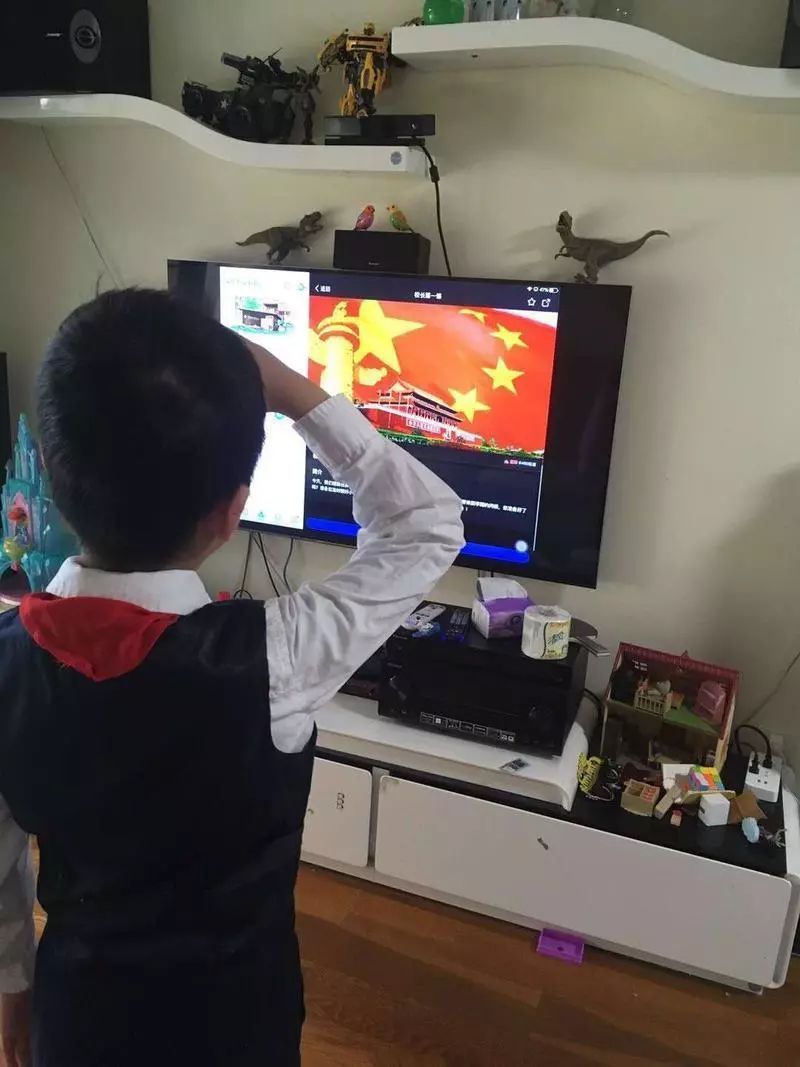 红桂小学校长叶育枢与学校3名教师一同在操场上升国旗.