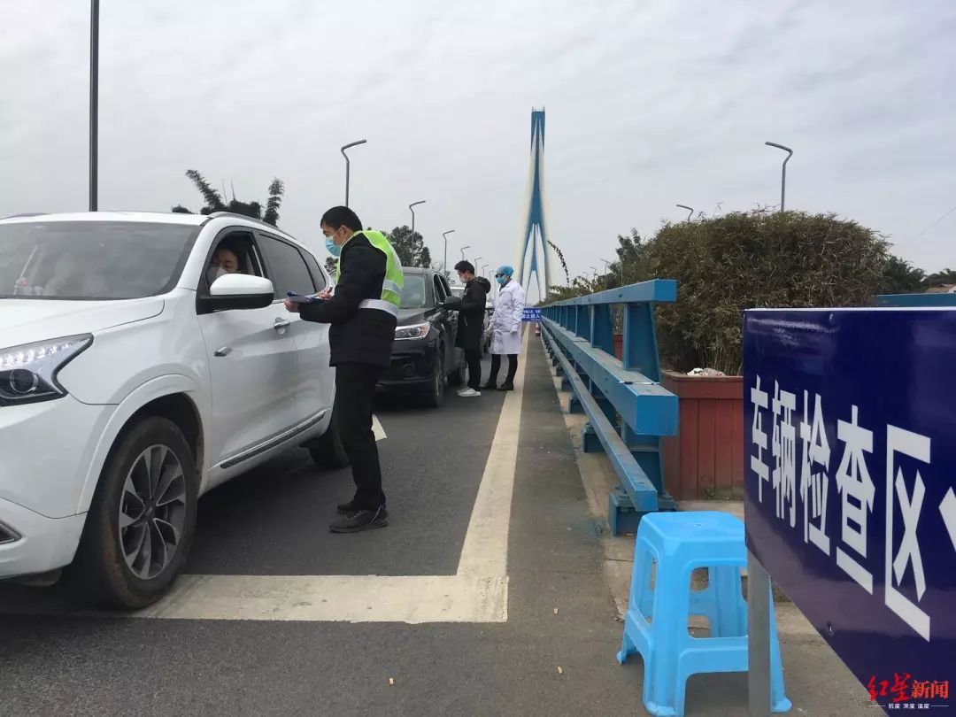 南溪江南镇疫情检查点。罗敏摄