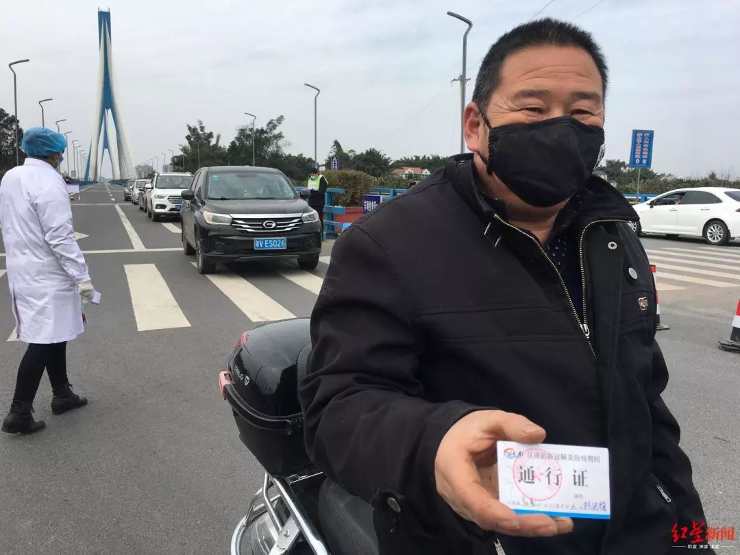 江南镇村民凭证出入。罗敏摄