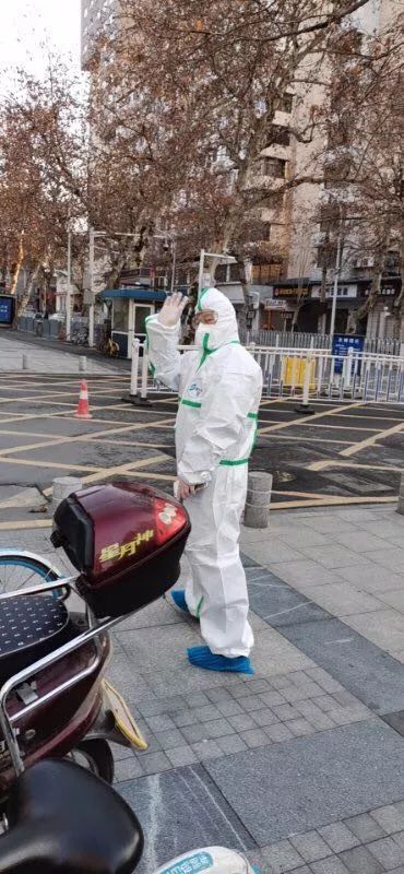 甘师傅穿戴防护服出发前往医院理发