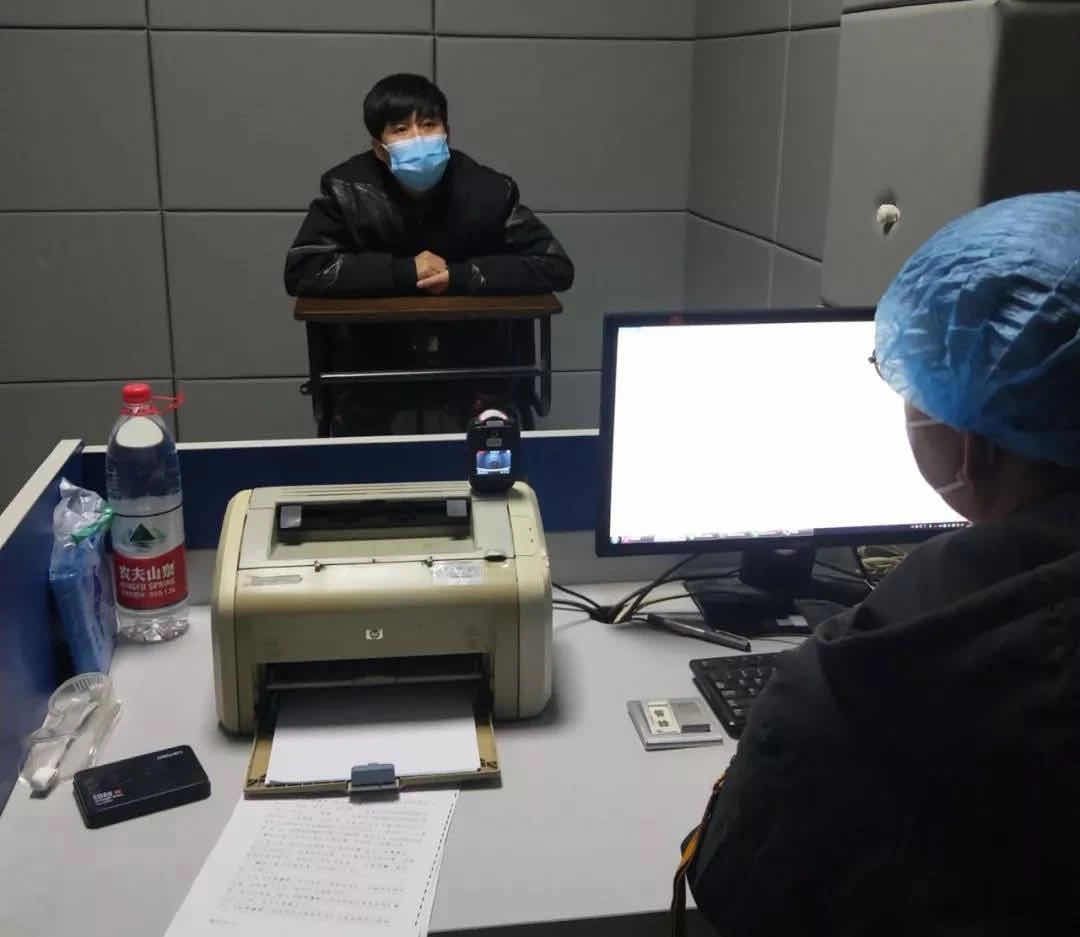 嫌疑人孙某接受警方讯问。警方供图