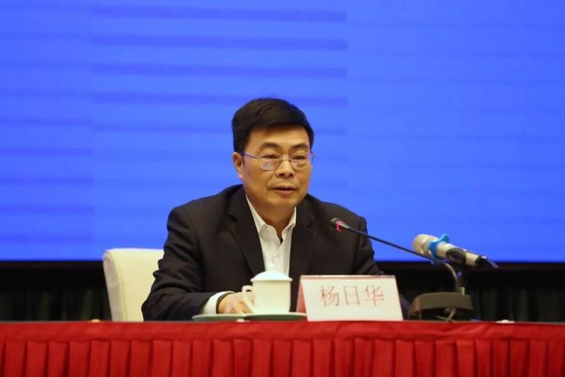 杨日华介绍,省公安厅一方面推出便民利民的措施,方便大家生产生活