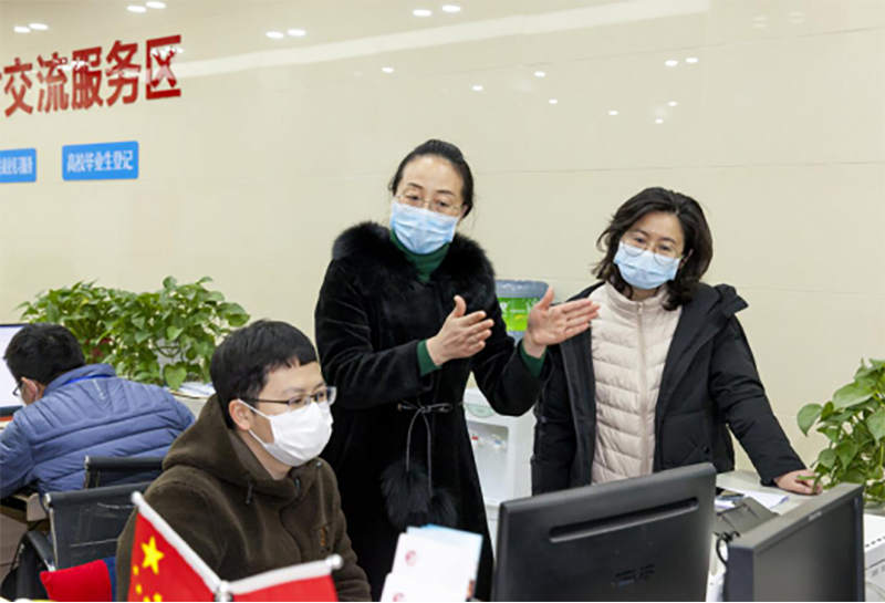 合江县副县长李小蓉指导农民工服务保障网格化管理工作