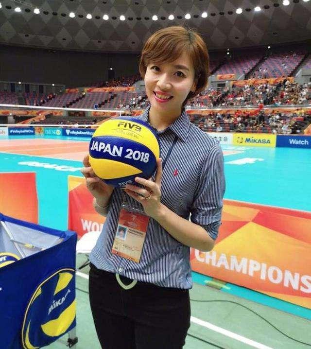 魏秋月,曾和惠若琪一起被人称为排球解说里的女神姐妹花