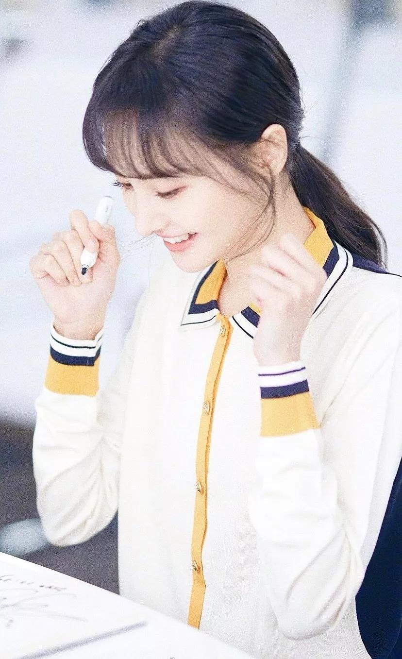 郑爽参加央视节目马甲配百褶裙仙气足网友根正苗红当红小花