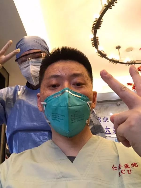 剪完头发,甘师傅与医护人员合影