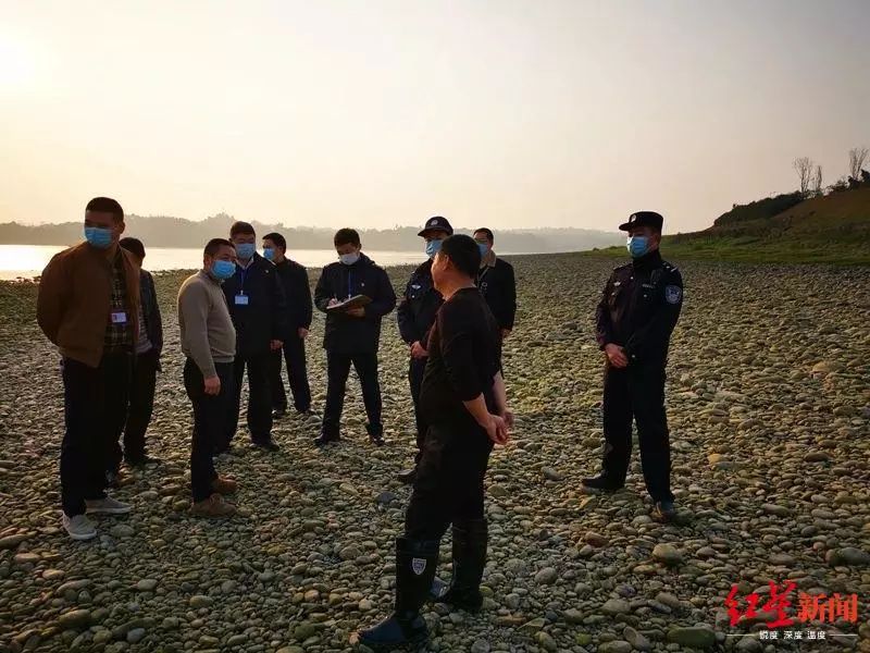 刘某兵(未戴口罩者)批准调查。图据南溪海事